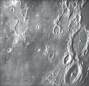 Imagem da lua capturada sonda espacial americana Ranger 7, capturada em 3 de julho de 1964 ([NASA]()).